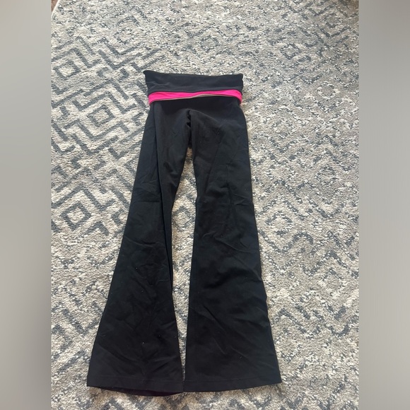 Lululemon Flared Leggings with Pink Band Size 4 - Picture 4 of 4